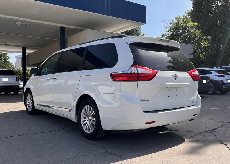 Toyota Sienna Vehicle Image 07