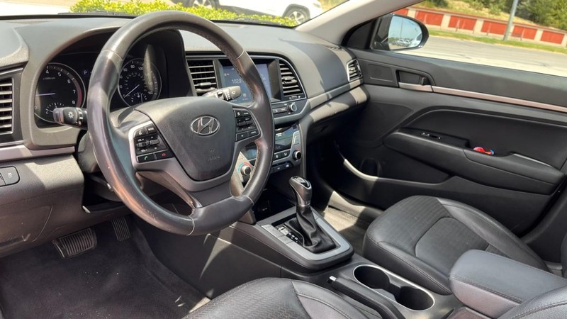 Hyundai Elantra Vehicle Image 05