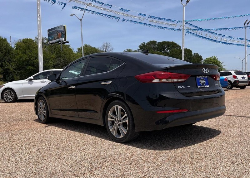 Hyundai Elantra Vehicle Image 07