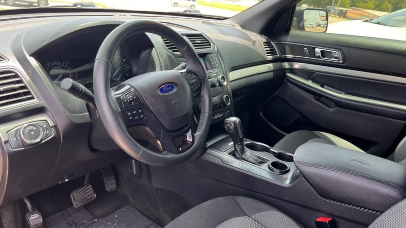Ford Explorer Vehicle Image 05