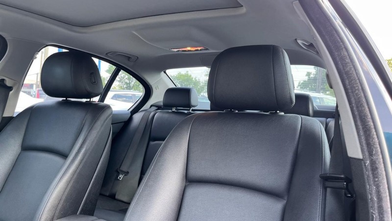 BMW 5 Series Vehicle Image 05