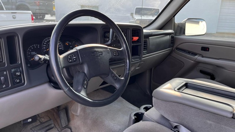 Chevrolet Suburban Vehicle Image 05