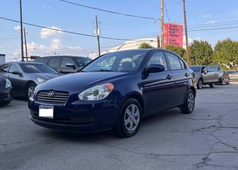 Hyundai Accent 4-Door Vehicle Image 02