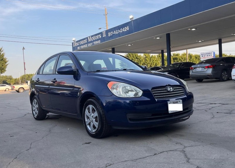 Hyundai Accent 4-Door Vehicle Image 03