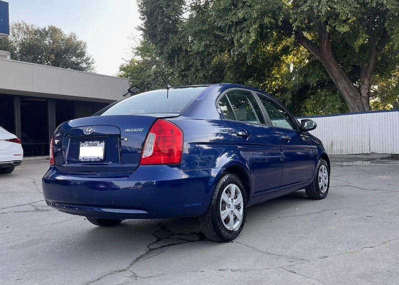 Hyundai Accent 4-Door Vehicle Image 04