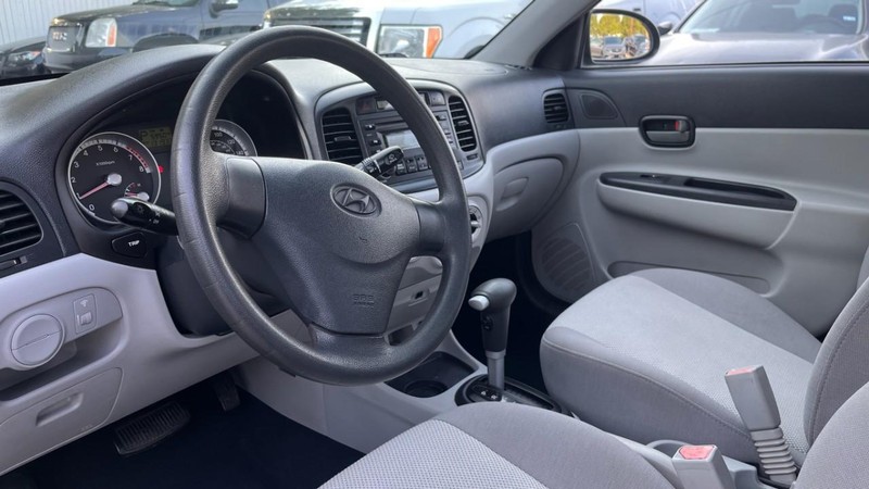 Hyundai Accent 4-Door Vehicle Image 05