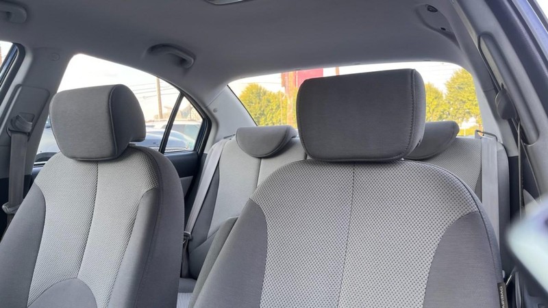 Hyundai Accent 4-Door Vehicle Image 06