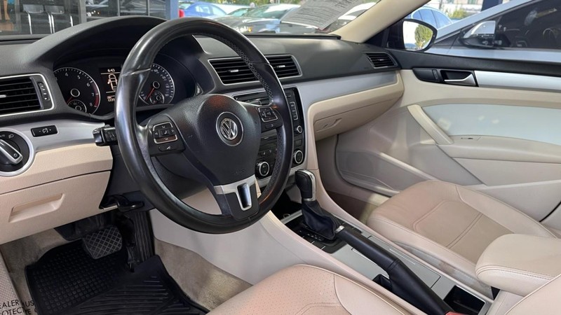 Volkswagen Passat Vehicle Image 05