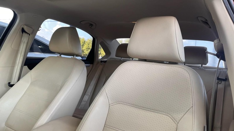 Volkswagen Passat Vehicle Image 06