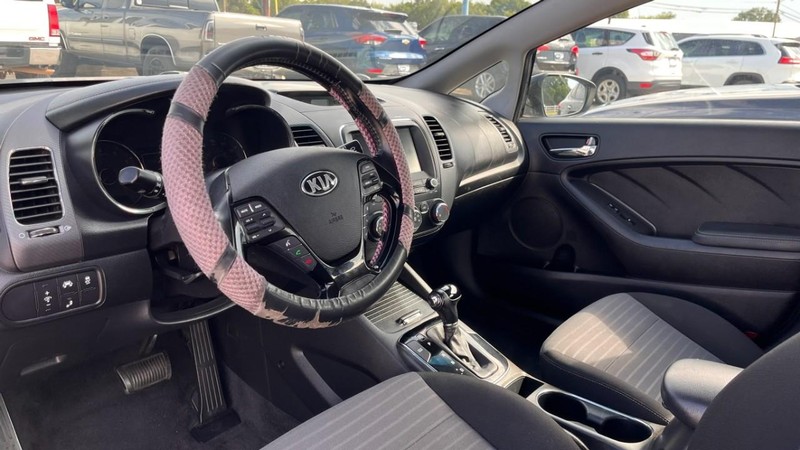 Kia Forte Vehicle Image 05