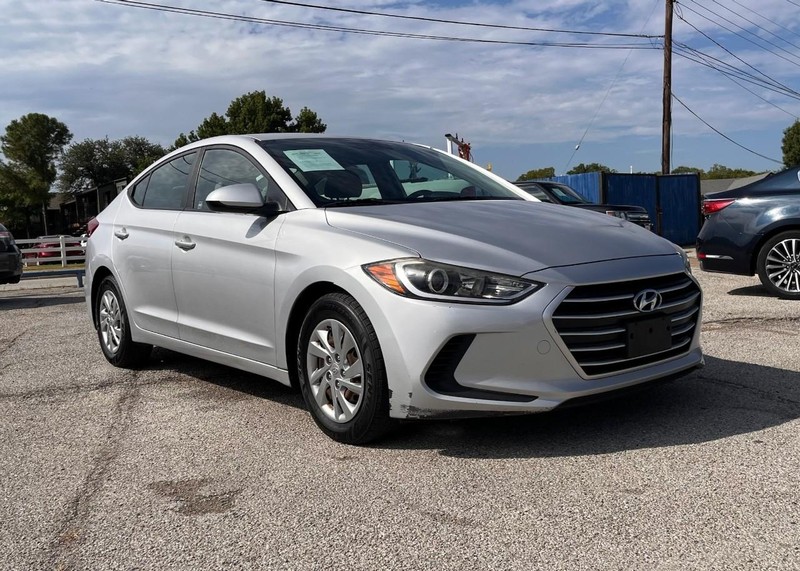 Hyundai Elantra Vehicle Image 03