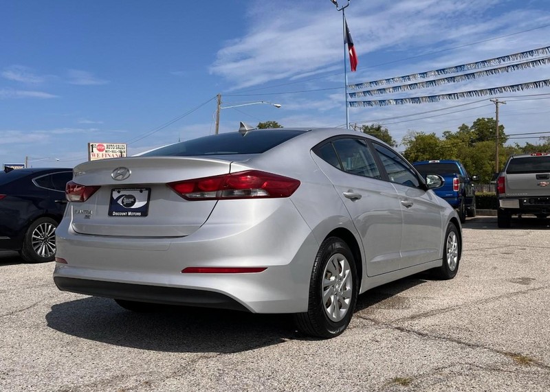 Hyundai Elantra Vehicle Image 04