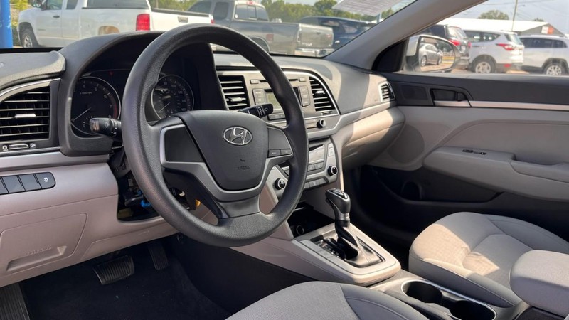 Hyundai Elantra Vehicle Image 05
