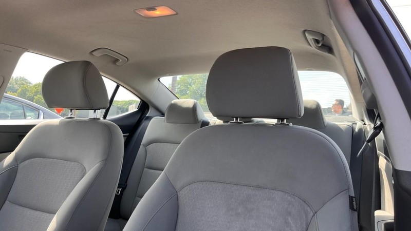 Hyundai Elantra Vehicle Image 06