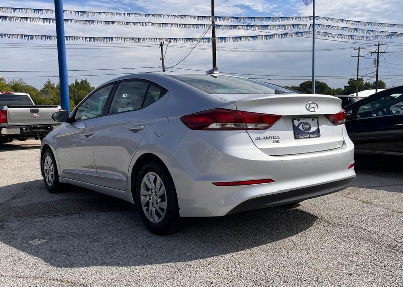 Hyundai Elantra Vehicle Image 07