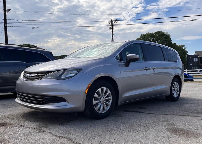 Chrysler Pacifica Vehicle Image 02