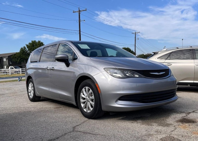 Chrysler Pacifica Vehicle Image 03