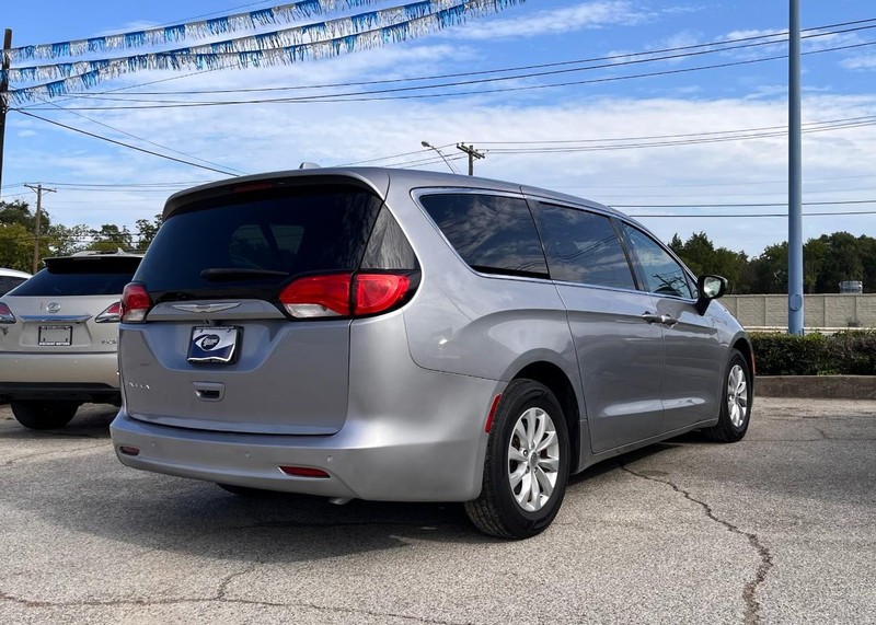 Chrysler Pacifica Vehicle Image 04