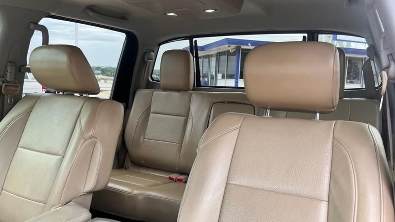 Nissan Titan Vehicle Image 06