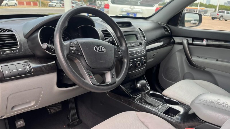 Kia Sorento Vehicle Image 05