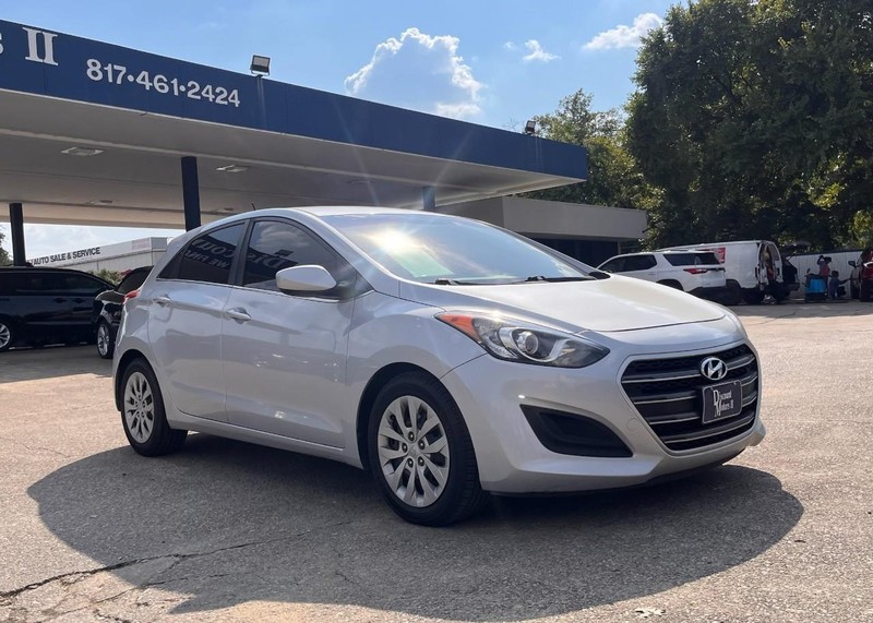 Hyundai Elantra GT Vehicle Image 03