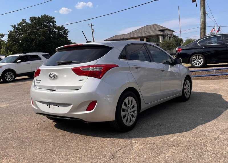 Hyundai Elantra GT Vehicle Image 04