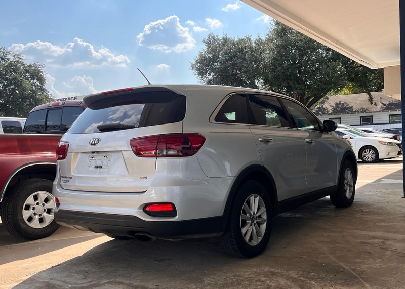Kia Sorento Vehicle Image 04