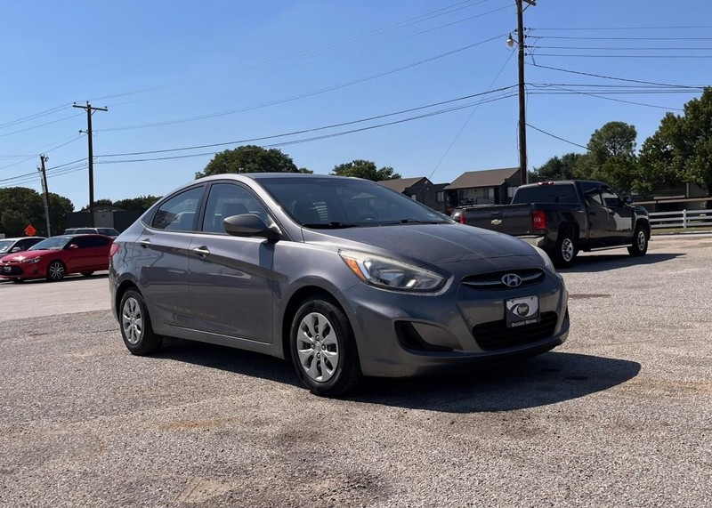 Hyundai Accent 4-Door Vehicle Image 03