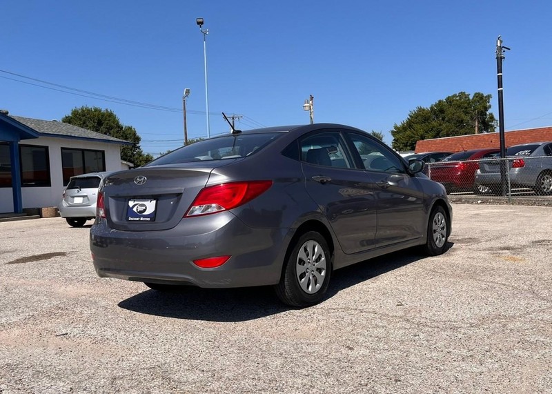Hyundai Accent 4-Door Vehicle Image 04