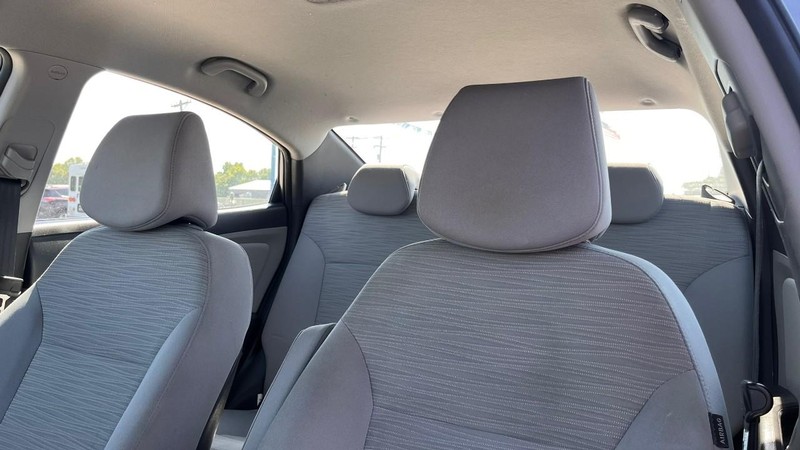 Hyundai Accent 4-Door Vehicle Image 06