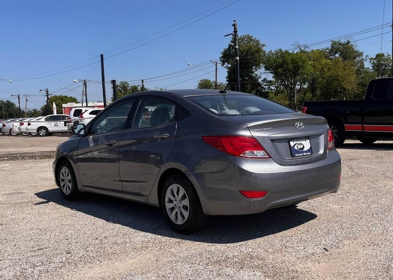 Hyundai Accent 4-Door Vehicle Image 07
