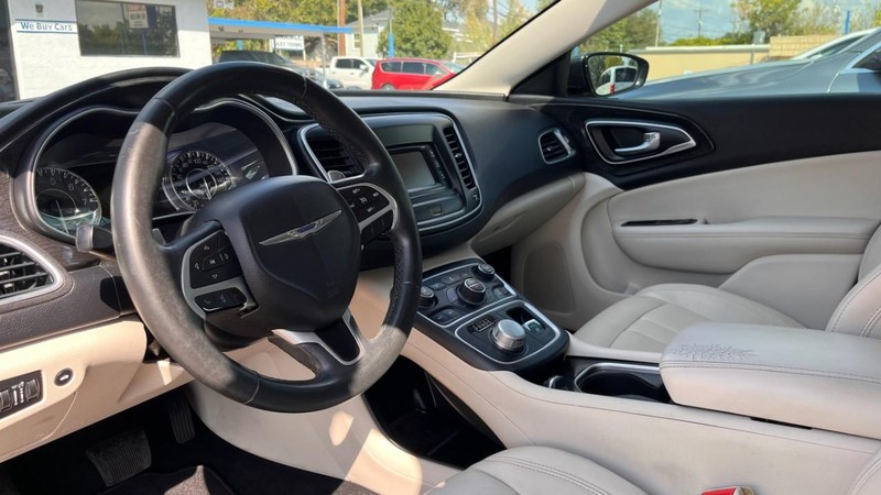 Chrysler 200 Vehicle Image 05