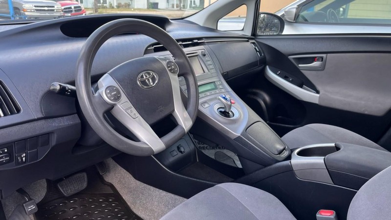 Toyota Prius Vehicle Image 05