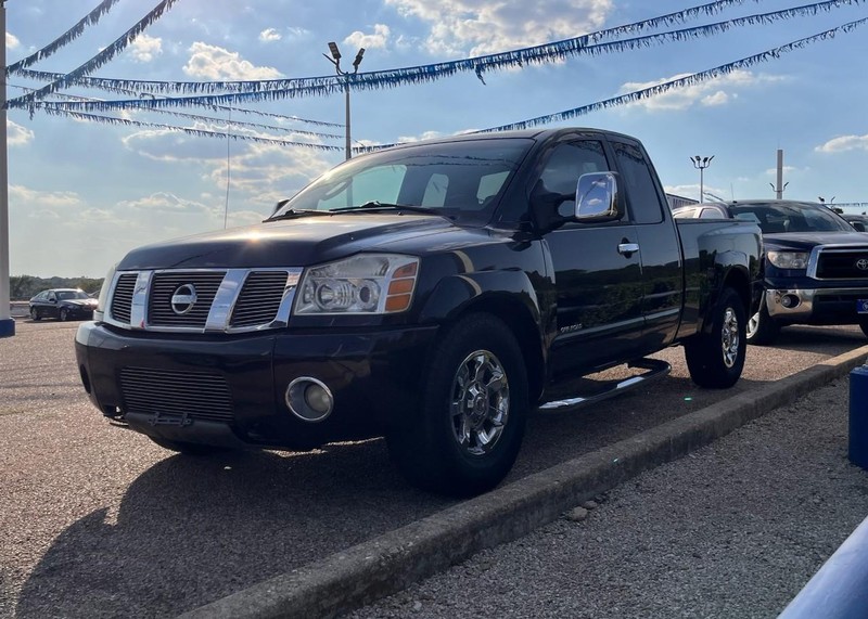Nissan Titan Vehicle Image 02