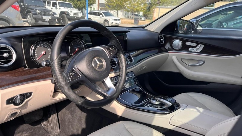 Mercedes-Benz E-Class Vehicle Image 05