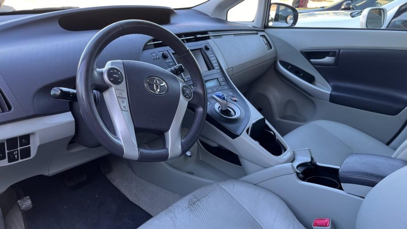 Toyota Prius Vehicle Image 05