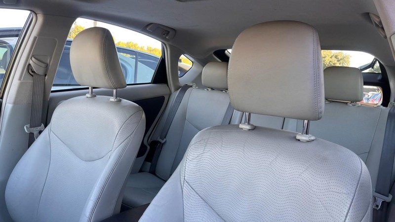 Toyota Prius Vehicle Image 06