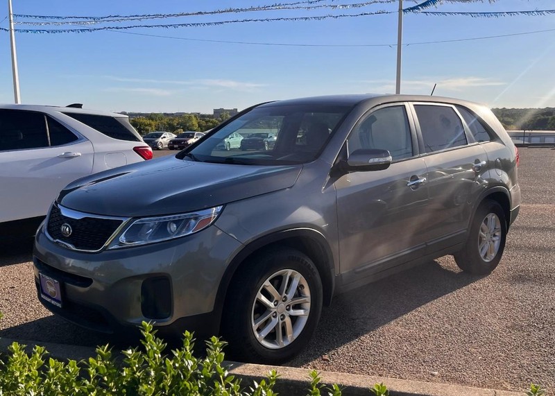 Kia Sorento Vehicle Image 02