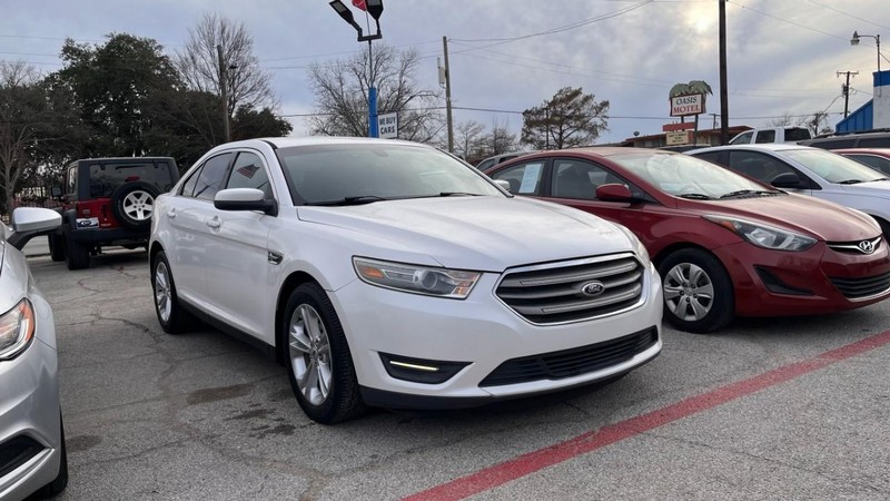 Ford Taurus Vehicle Image 03