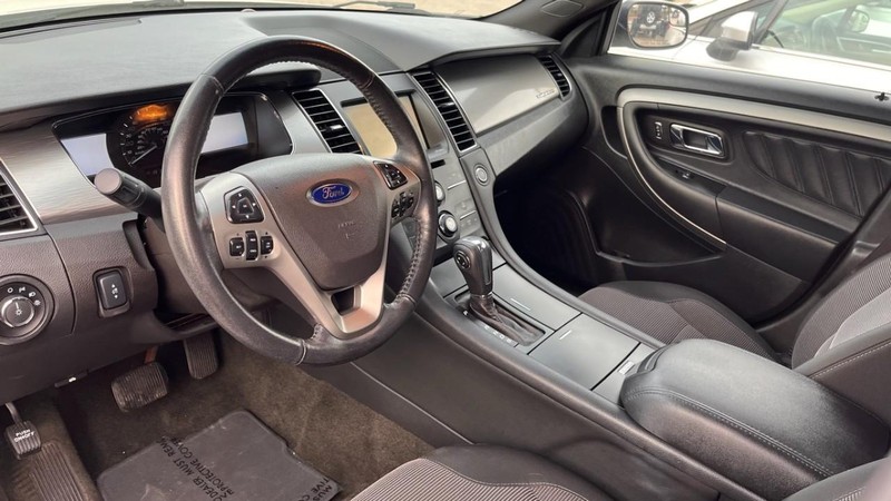 Ford Taurus Vehicle Image 05