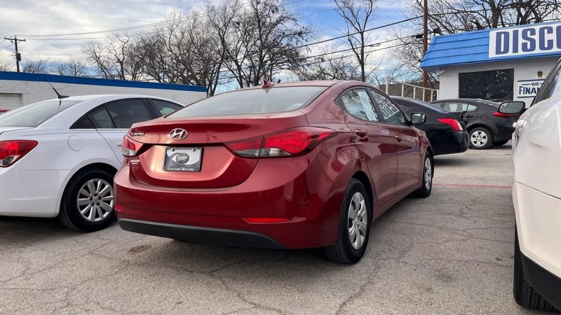 Hyundai Elantra Vehicle Image 04