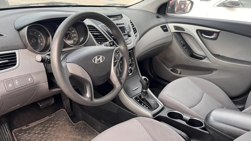 Hyundai Elantra Vehicle Image 05