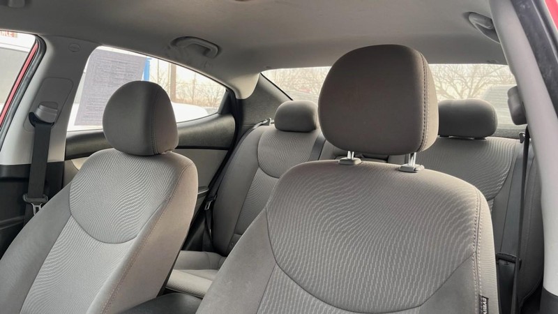 Hyundai Elantra Vehicle Image 06