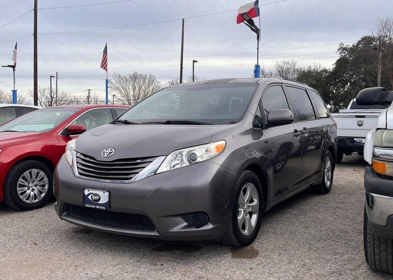 Toyota Sienna Vehicle Image 02