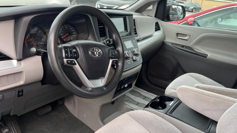 Toyota Sienna Vehicle Image 05