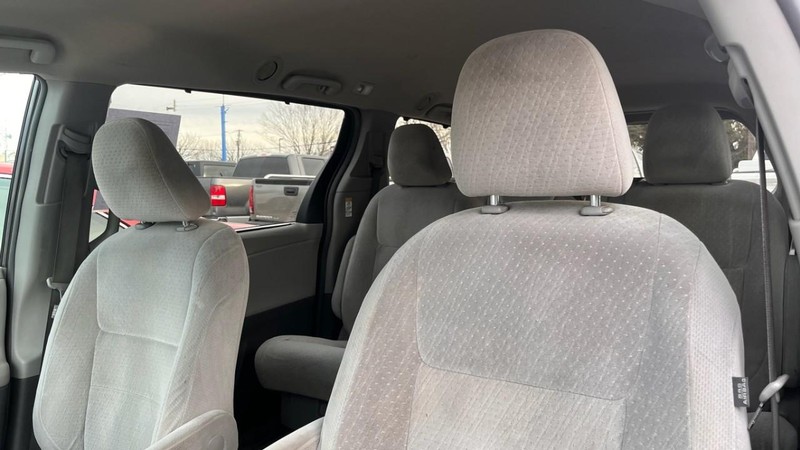 Toyota Sienna Vehicle Image 06