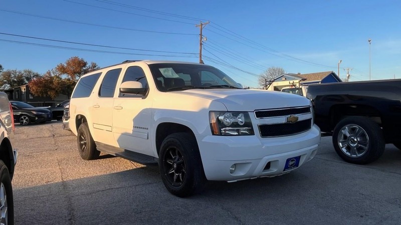 Chevrolet Suburban Vehicle Image 03