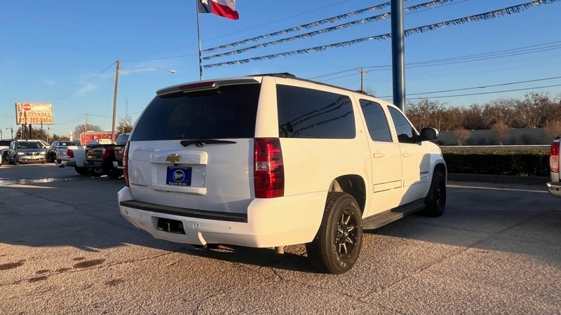 Chevrolet Suburban Vehicle Image 05