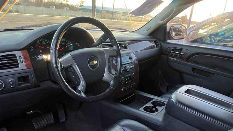 Chevrolet Suburban Vehicle Image 06