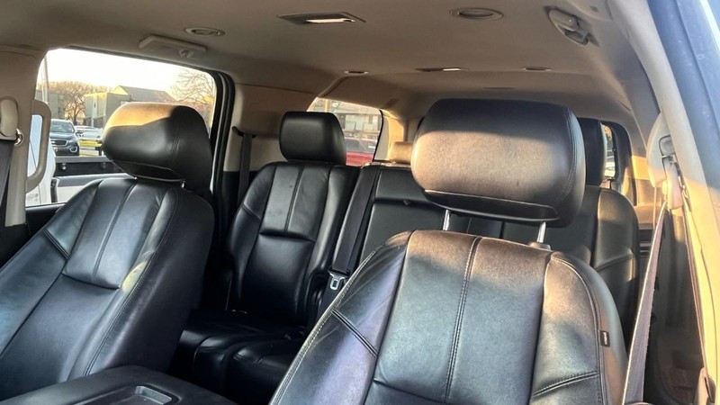 Chevrolet Suburban Vehicle Image 07